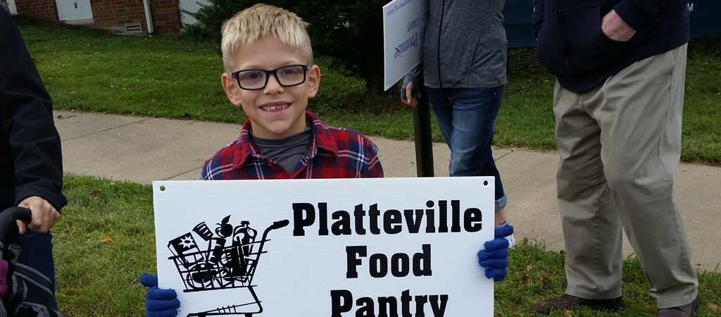 Child holding sign for Platteville food pantry